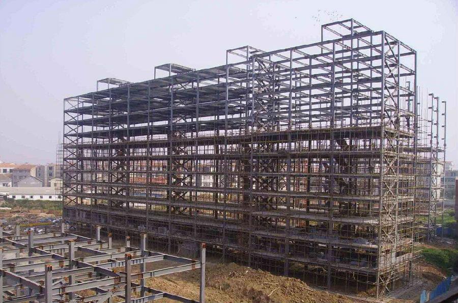 信州区高层钢结构的支撑布置与构造应该符合哪些要求